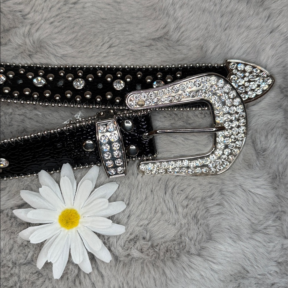 Crystal Western-Style Genuine Leather Studded Belt, Women’s Size S/M - Picture 2 of 9